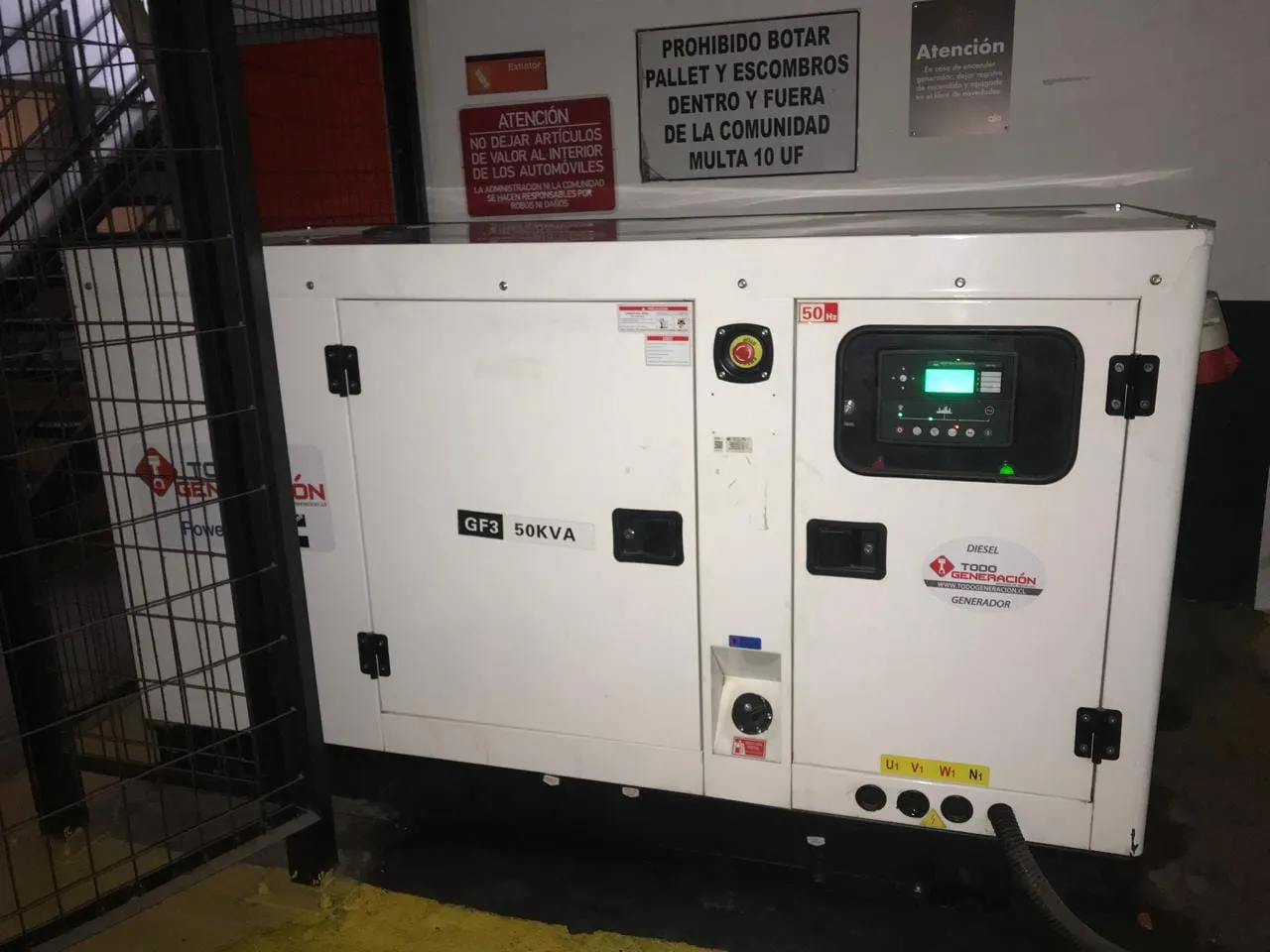 Grupo generador diésel de 50 kVA instalado en un estacionamiento subterráneo