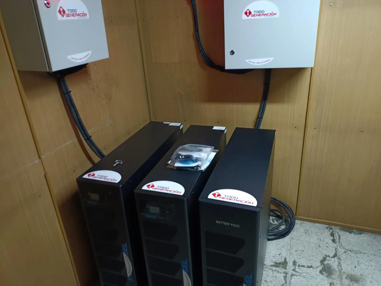 Sala UPS con tres equipos y banco de baterías junto a tableros TodoGeneración