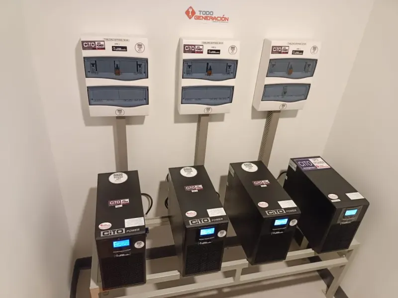 Tableros bypass sobre equipos UPS en sala técnica