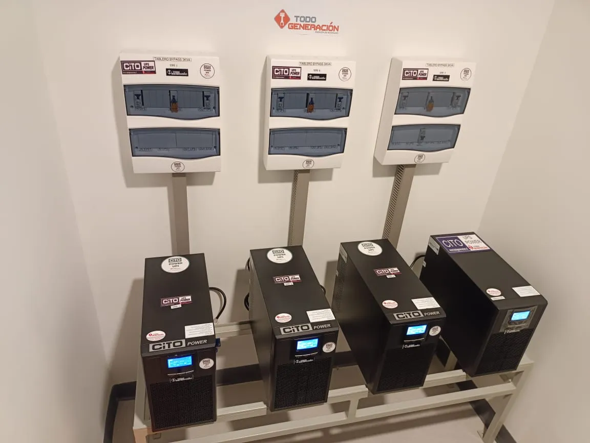 Cuatro UPS con tableros bypass instalados en sala técnica
