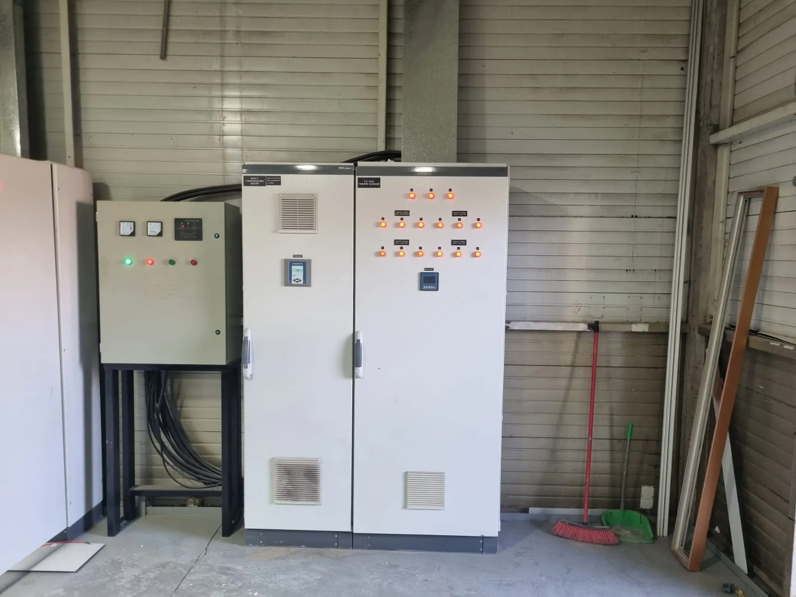 Tablero auxiliar y banco de condensadores instalados en sala eléctrica industrial