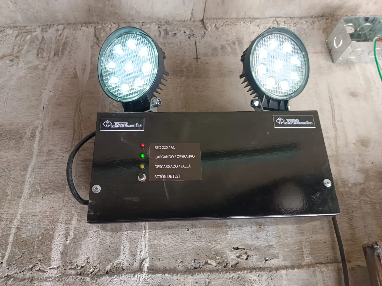 Equipo de iluminación de emergencia LED TodoGeneración con dos focos y botón de test
