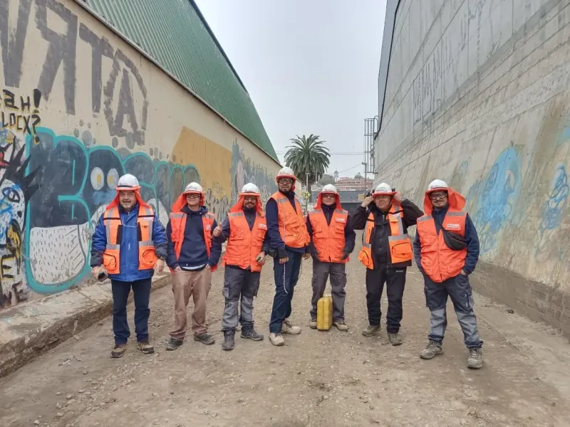 Siete técnicos de TodoGeneración en terreno con equipo de seguridad