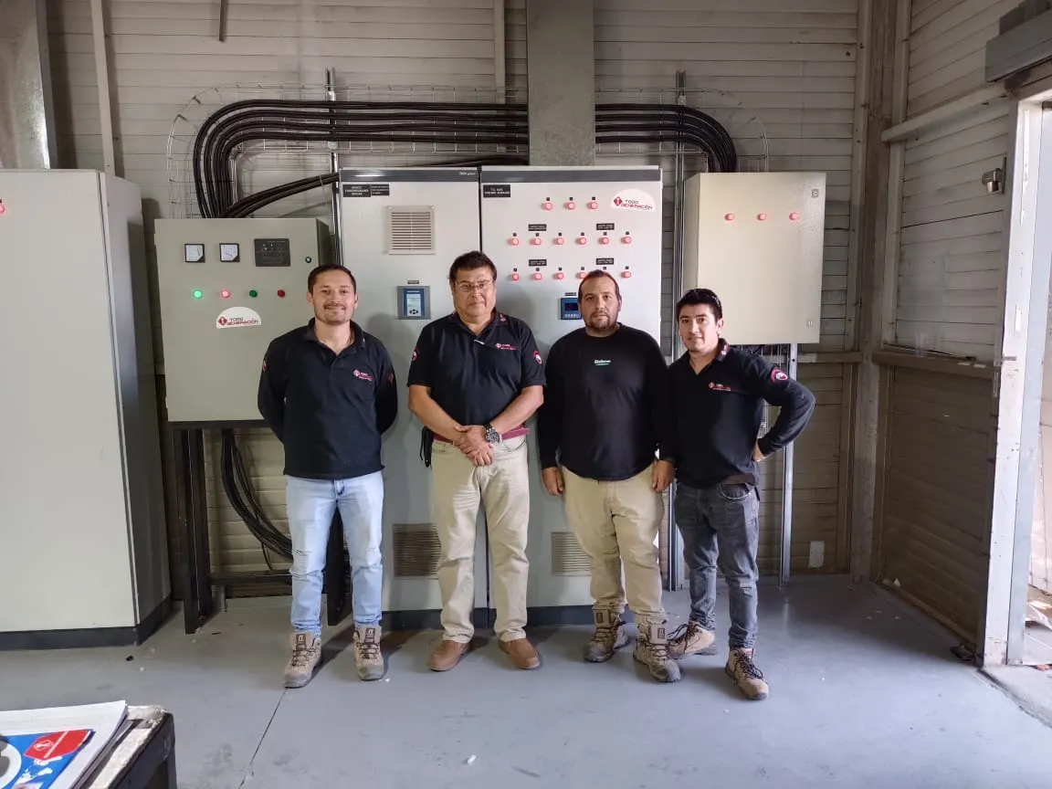Equipo de TodoGeneración frente a tableros eléctricos instalados en una sala técnica