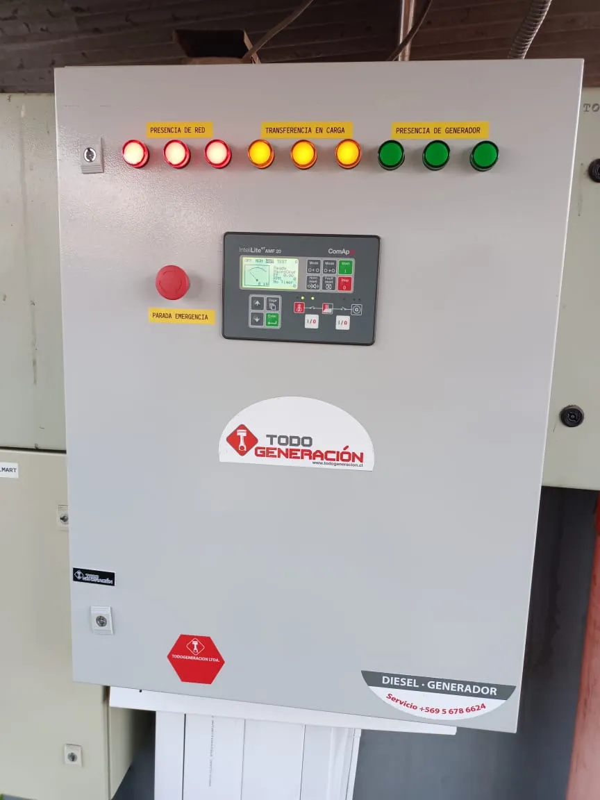 Tablero de control de grupo generador con controlador digital y luces piloto