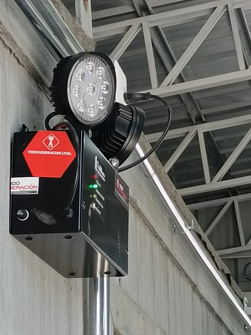 Equipo de iluminación de emergencia LED TodoGeneración instalado en una estructura metálica