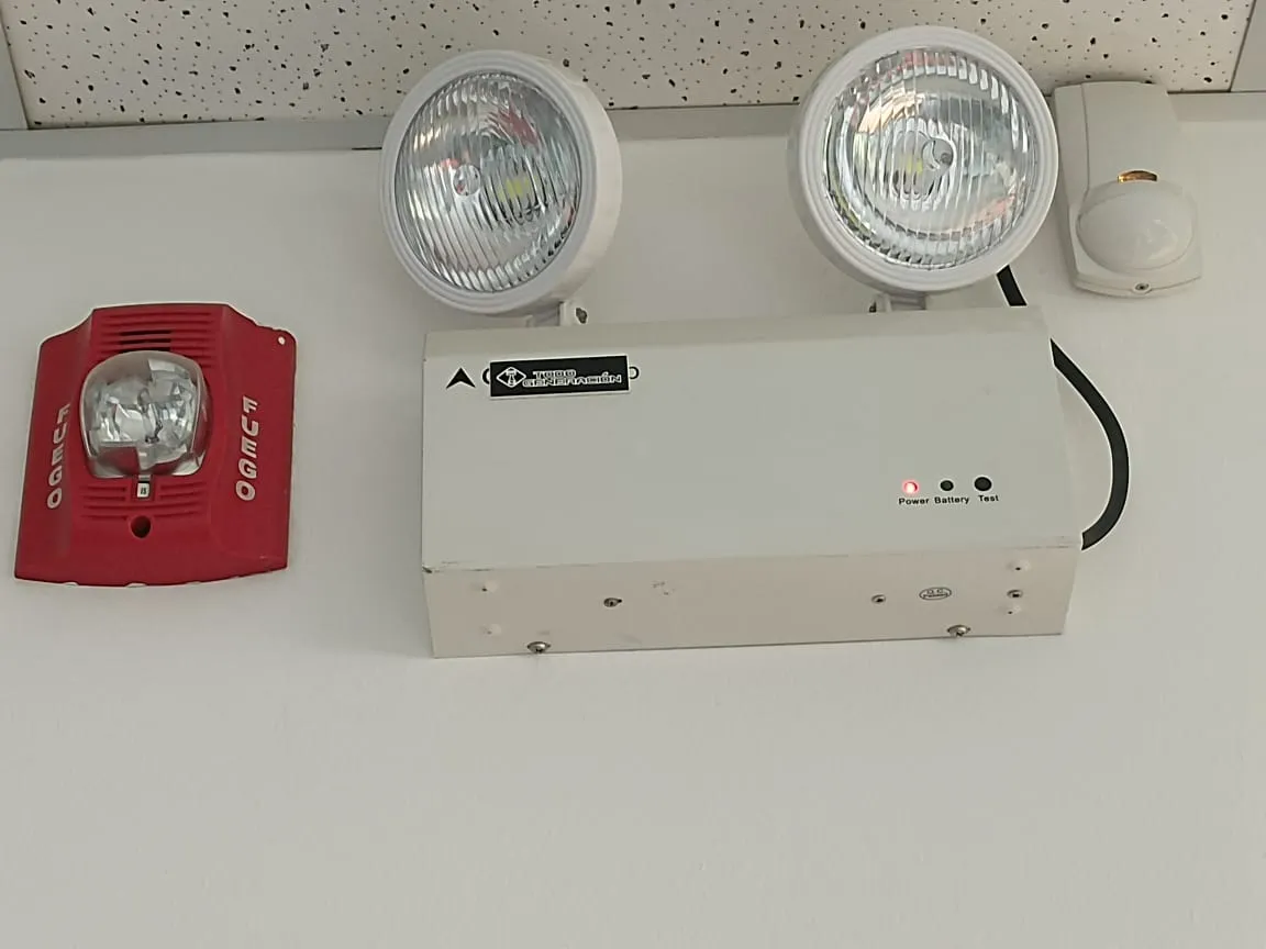 Equipo de iluminación de emergencia LED instalado en una pared