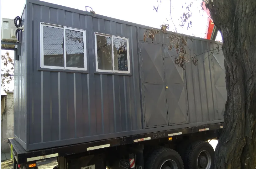 Contenedor adaptado como sala modular con ventanas sobre un camión