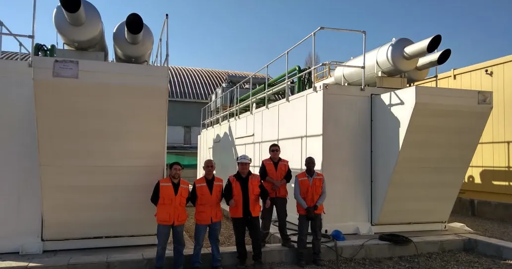 Equipo técnico junto a generadores en contenedores insonorizados