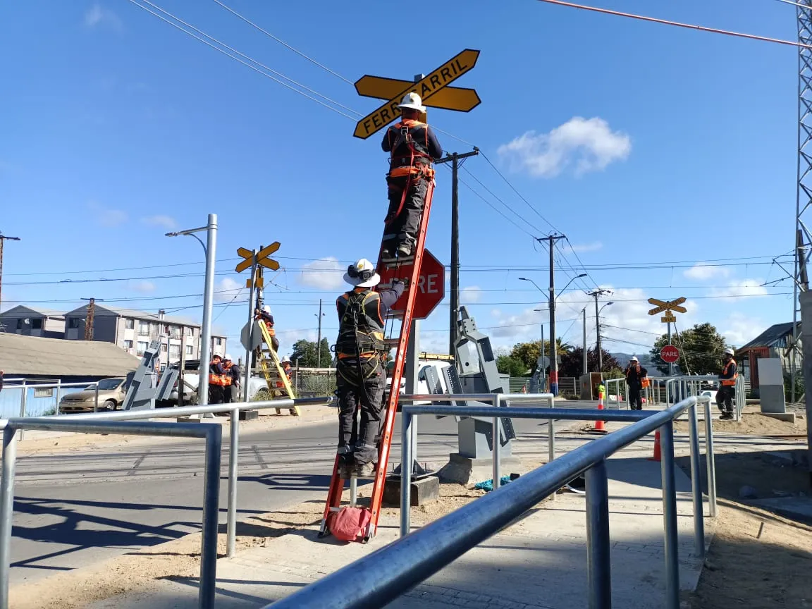 Técnico de TodoGeneración trabajando en altura en una instalación en terreno