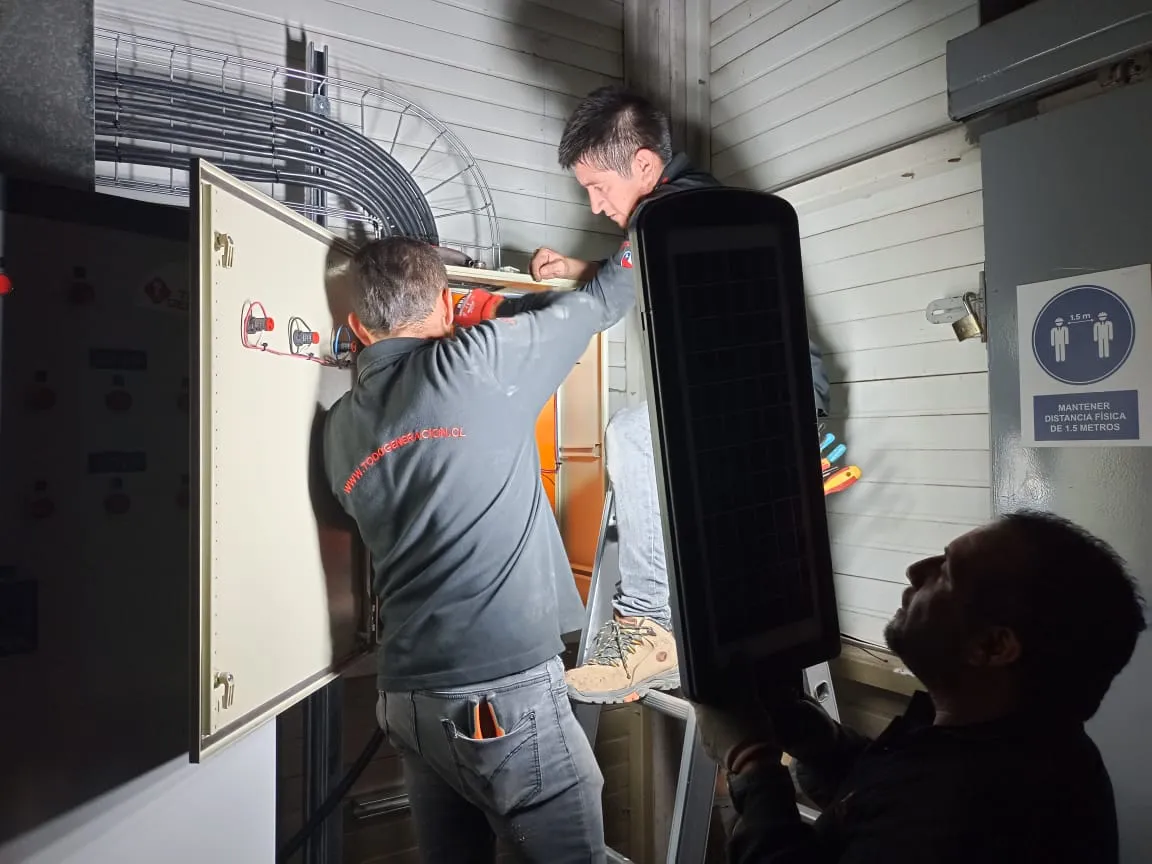 Técnico de TodoGeneración trabajando en un tablero eléctrico industrial