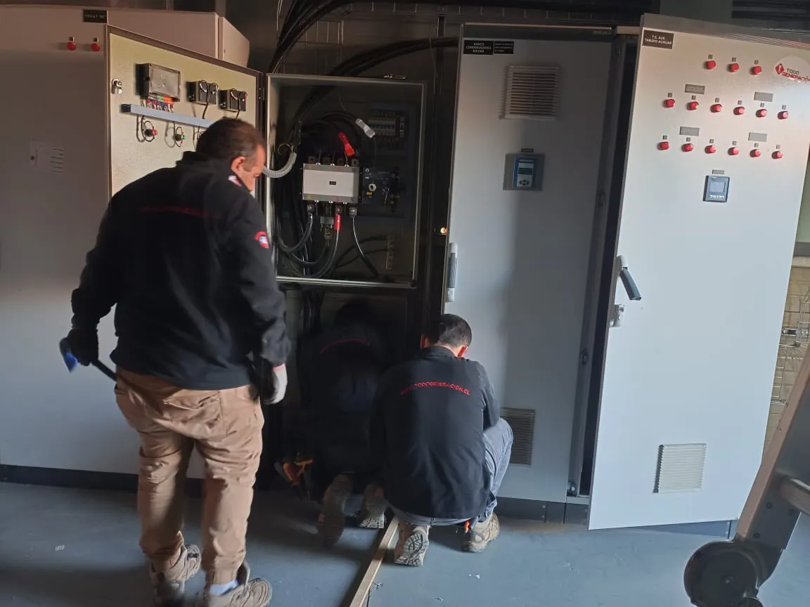 Técnicos de TodoGeneración revisando tableros eléctricos en terreno