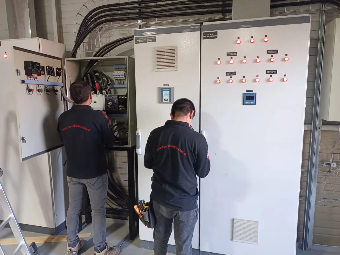 Técnicos trabajando en tableros eléctricos industriales
