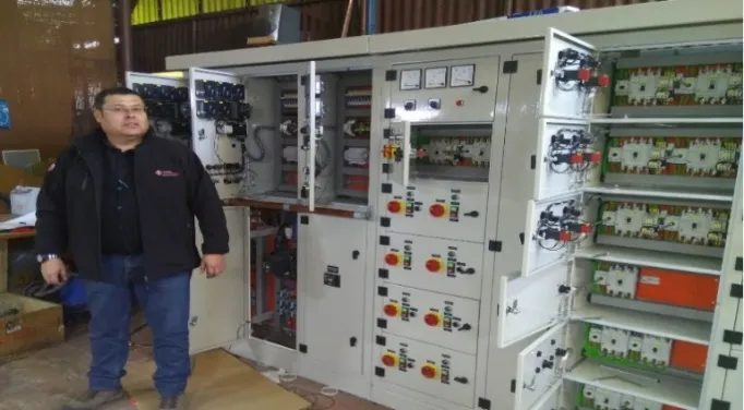 Tableros eléctricos de baja tensión en una sala eléctrica