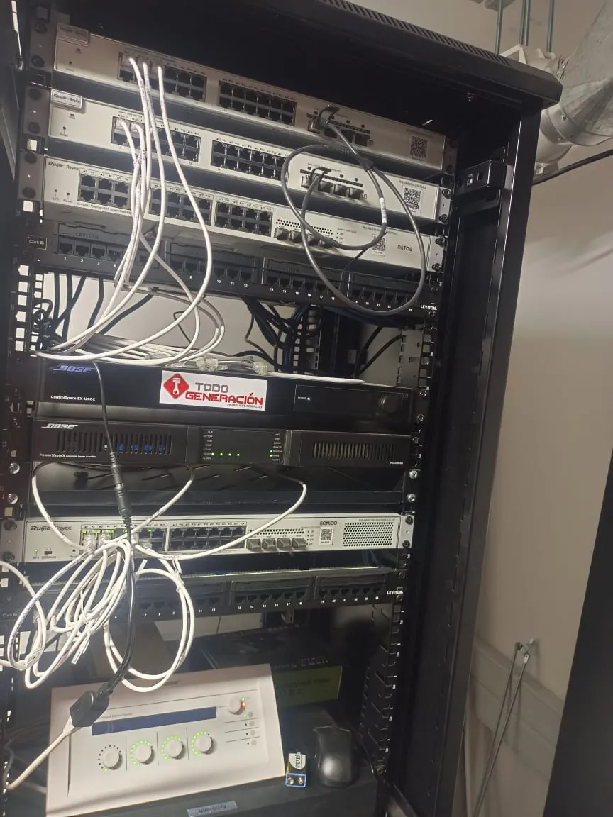 Rack de servidores y equipos de red con respaldo eléctrico