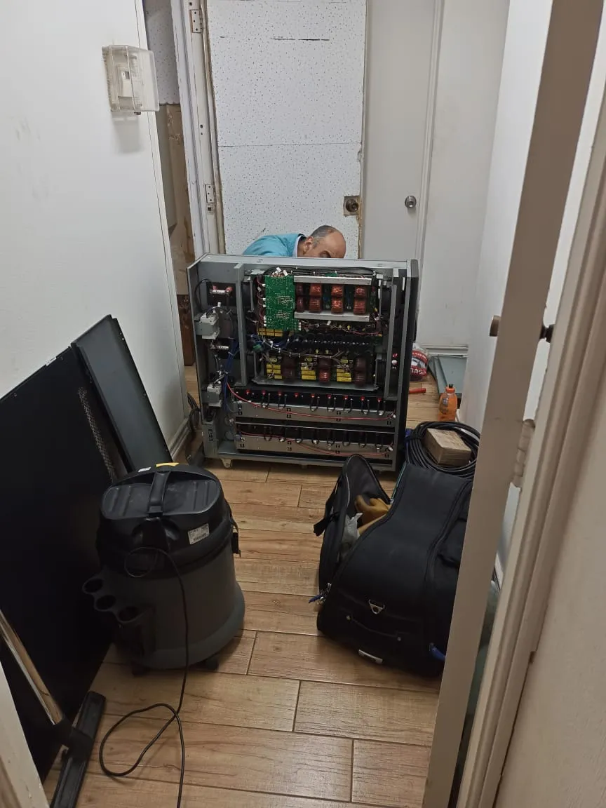 Sala UPS con equipos y tableros instalados por TodoGeneración