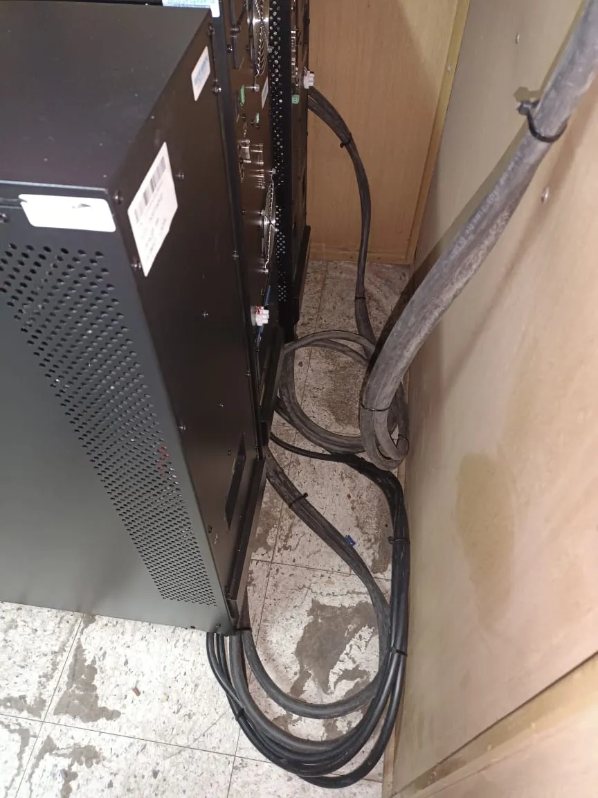 UPS instalada en una sala técnica con su cableado