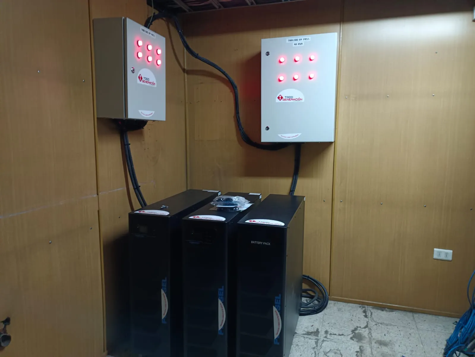 Sala técnica con UPS y tableros instalados por TodoGeneración