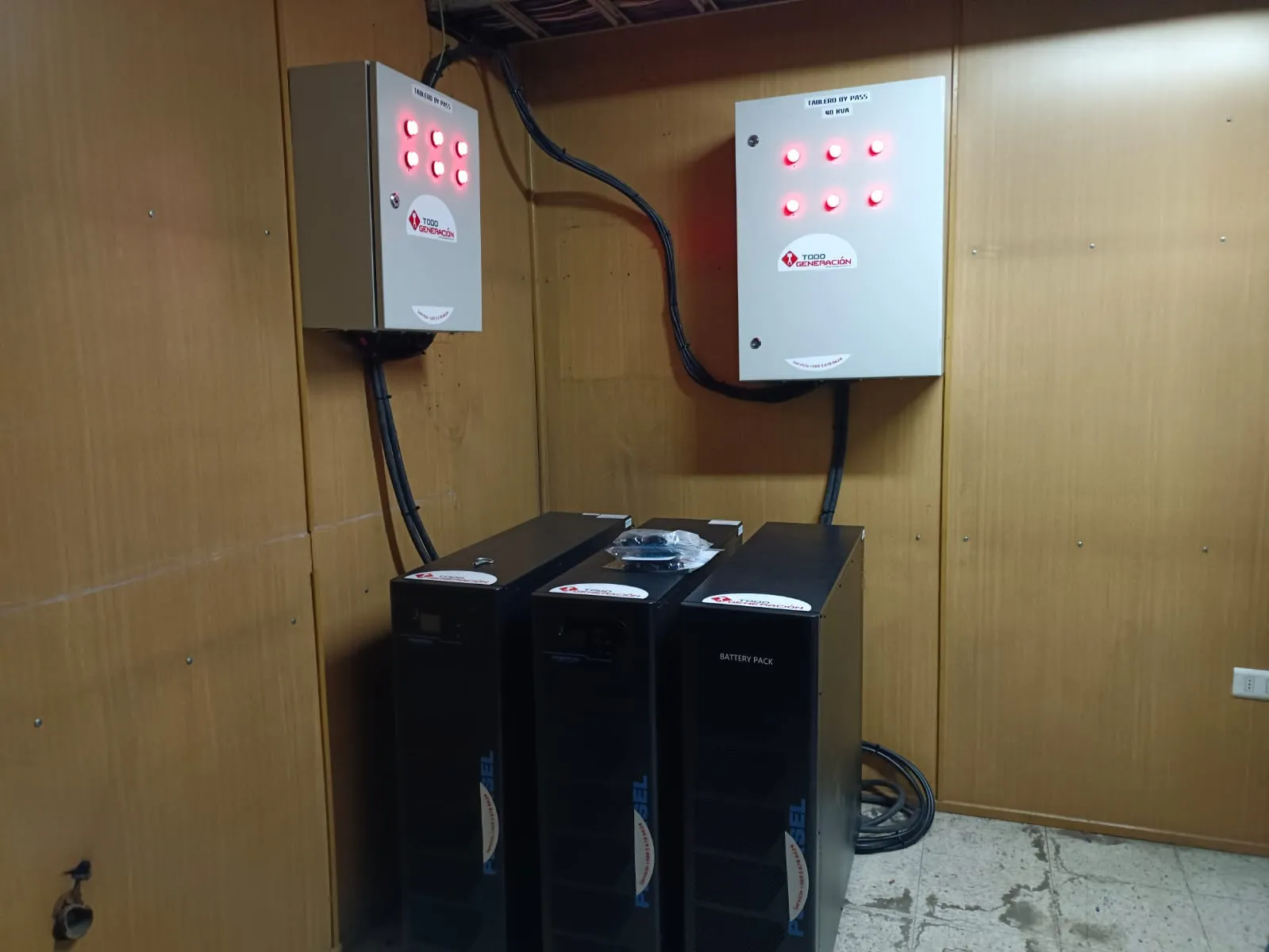 Sala técnica con UPS y bancos de baterías junto a tableros eléctricos