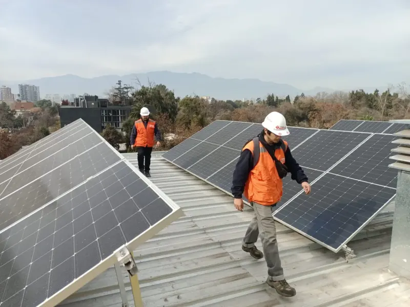 Técnicos de TodoGeneración montando paneles fotovoltaicos en un techo