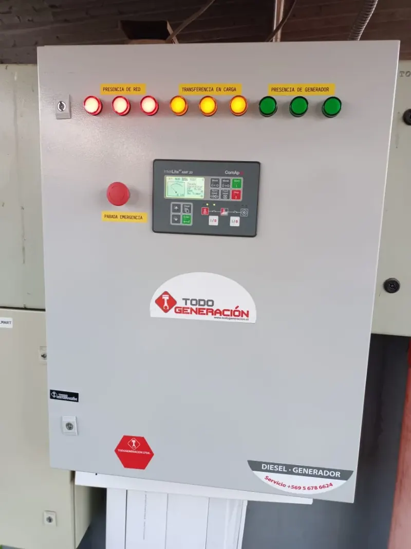 Tablero de control con controlador digital y luces piloto para grupo generador