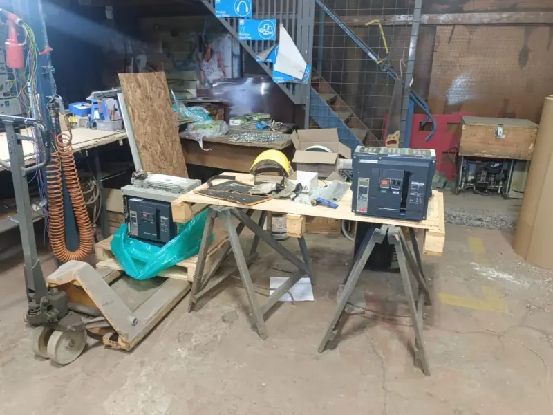 Interruptores y gabinetes en fabricación en el taller de TodoGeneración