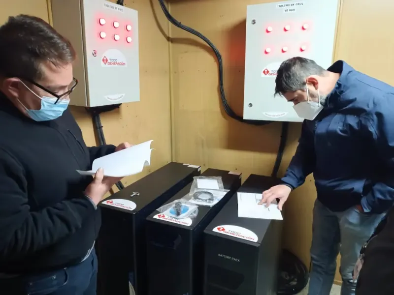 Técnicos revisando la puesta en marcha de equipos UPS