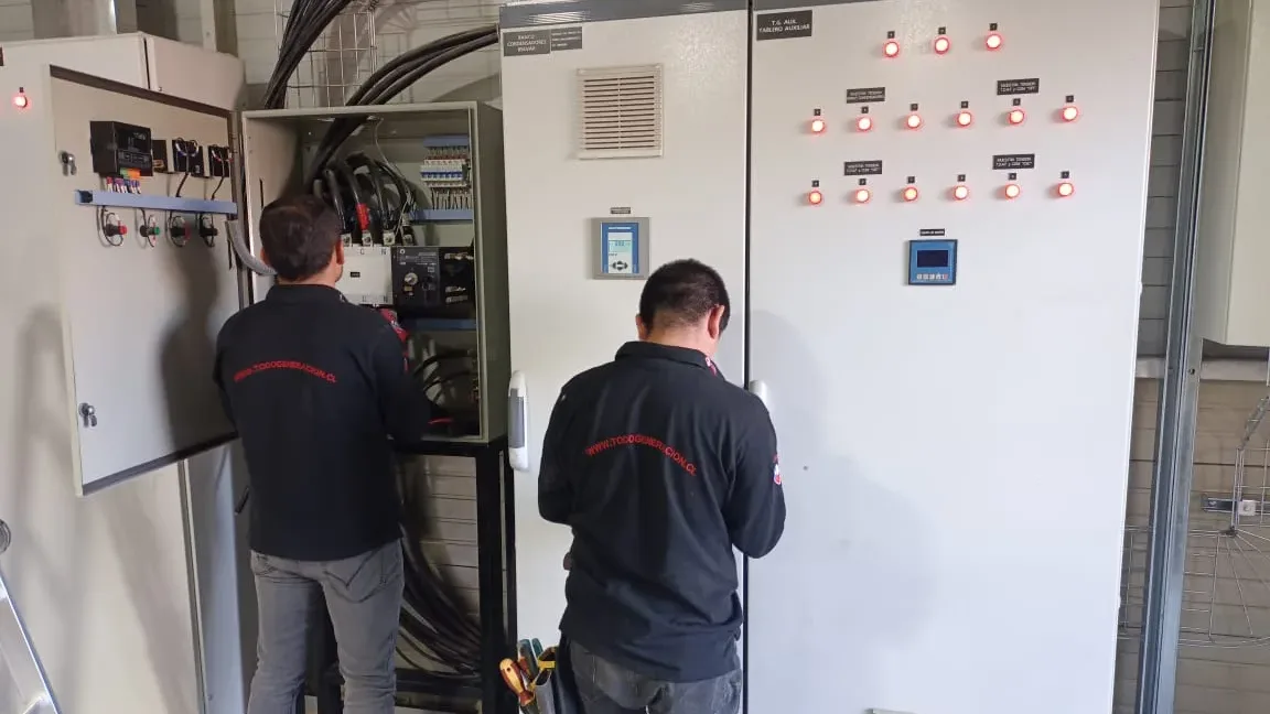 Técnicos de TodoGeneración trabajando en tableros eléctricos instalados en una sala técnica